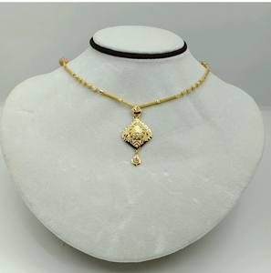 Collar de Oro Amarillo con Colgante de Rombo Texturizado y Detalles de Cuentas Intrincadas, Joyería Fina Sofisticada para Mujer - Product Image 3