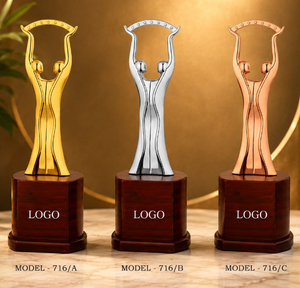 Trofeo metálico con tema de amor y base grabada, modelo 716 A B C, trofeo deportivo duradero de metal con base de madera negra - Product Image 1