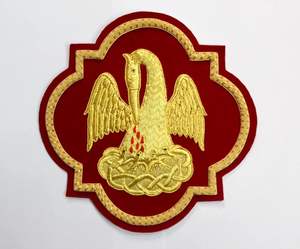 Aplique de Pelícano Bordado a Mano de Lujo para Vestimenta Católica con Efecto 3D en Terciopelo Rojo Oscuro - Product Image 1