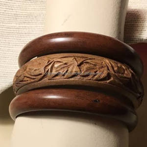 Brazaletes de madera tallados Heritage, madera de grano Natural con patrones tradicionales detallados para accesorios de moda para mujer - Product Image 2