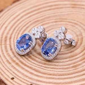 Pendientes de Oro Blanco de 18k con Zafiro Azul Natural en Forma de Cojín y Halo de Diamantes, Diseño Trébol, Joyas Memoria, Venta al por Mayor - Product Image 4