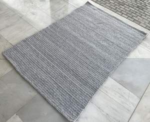 Tapis à rayures tricoté à la main, texture épaisse, prix d'usine, fabriqué en polyester, idéal pour les intérieurs de luxe et l'extérieur. - Product Image 4