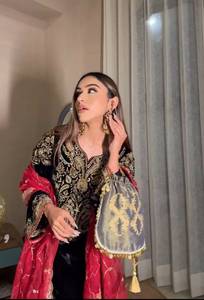Ensemble prêt-à-porter entièrement cousu avec haut en velours brodé Zari et orné de sequins, pantalon palazzo et dupatta. - Product Image 4