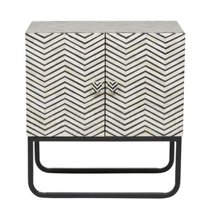 Table de chevet classique noire et blanche avec incrustation en os en chevron, armoire de rangement moderne à 2 portes avec motif en zig-zag et base en métal, à vendre - Product Image 1
