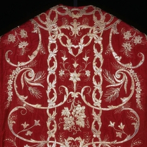 Estola de Terciopelo Rojo Bordada con Motivos Florales Dorados, Túnica Litúrgica para Obispos, Prenda Religiosa Personalizada - Product Image 2