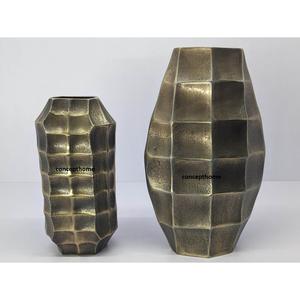 Vase à fleurs en métal, parfait pour la décoration intérieure de luxe, ajoutant un charme artistique à la table à manger - Product Image 2