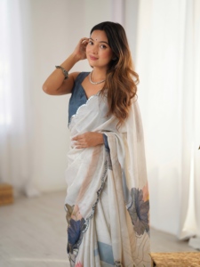 Sari indien traditionnel pour mariage, imprimé de motifs floraux Kutchi, en chinnon lourd, avec bordure perlée, pour femmes. - Product Image 4