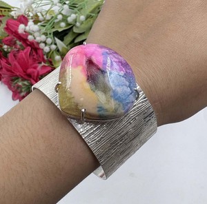 Pulsera Abierta de Plata con Gemas Naturales Multicolor en Forma de Serpiente, Texturizada y Ancha para Mujer, Venta al por Mayor - Product Image 3