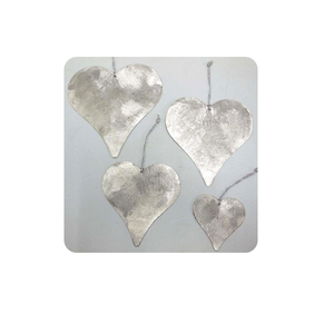Ornements suspendus faits à la main en métal écologiques, cœurs décoratifs texturés en cuivre, argent et or, plusieurs tailles, pour Noël et les fêtes - Product Image 6