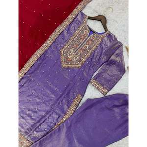 Ensemble haut-bas et dupatta en satin fantaisie avec broderie et travail de sequins Dori - Product Image 5