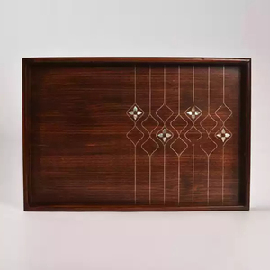 Bandeja rectangular de madera para servir con elegante incrustación de nácar y asas, perfecta para decoración del hogar y eventos. - Product Image 3