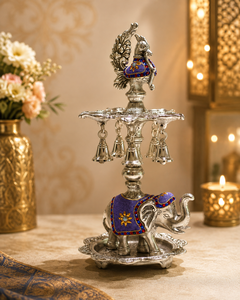 Support de Diya en Métal Poli Argenté, Motif Éléphant et Paon, Artisanat Traditionnel Indien, Pièce Maîtresse d'Autel de Pooja pour Table - Product Image 1