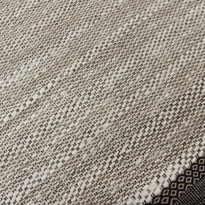 Alfombra de lana tejida a mano con tejido plano |   Alfombra Abstracta de Color Beige Natural con Borde Negro y Flecos |   Producto Ecológico Hecho a Mano Antibacteriano para Mascotas - Product Image 6