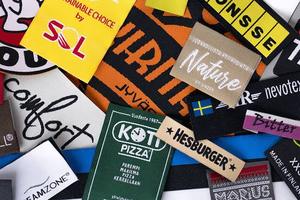 Etiquetas tejidas personalizadas para ropa con serigrafía y material de poliéster transpirable, talla unisex para adultos. - Product Image 6
