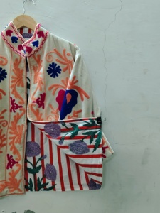 Veste bomber en velours brodée à la main pour femmes |   Artisanat indien d'automne, design floral folklorique |   Artisanat coloré fait main - Product Image 2