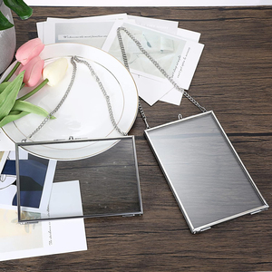 Cadre photo décoratif mural en métal avec chaîne suspendue et verre transparent, finition argentée, idéal pour la maison et le bureau – Meilleure vente à prix imbattable - Product Image 1