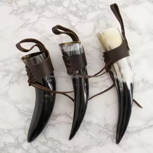 Cuernos para beber de estilo vintage con soporte de cuero para una auténtica experiencia vikinga Transporte y exhibición tradicional de Artisan Craft - Product Image 1