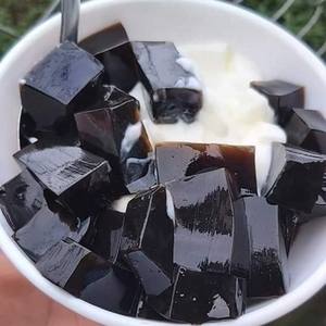 Poudre de gelée noire adaptée aux restaurants et aux services de traiteur pour la préparation de desserts sucrés asiatiques traditionnels - Product Image 1