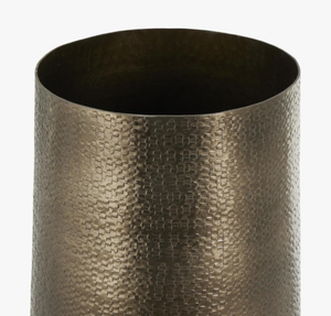 Vase décoratif géométrique en aluminium texturé avec base surélevée pour centre de table - Product Image 4