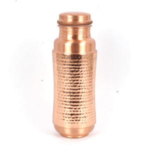 Bouteille d'eau en cuivre bicolore avec finition texturée, bande centrale, anti-fuite, bouteille ayurvédique réutilisable, cadeau de voyage - Product Image 1