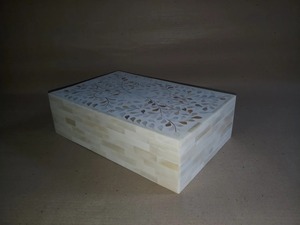 Caja Organizadora de Lujo con Incrustaciones de Hueso, el Accesorio de Decoración para el Hogar Más Vendido, Ideal para Joyas, Regalos y Accesorios, Disponible para la Venta - Product Image 4