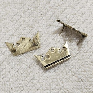 Pin de Solapa de Metal Chapado en Latón Antiguo con Corona de Rey para Kilt, Temas Bávaros y Medievales TT-7902 - Product Image 6