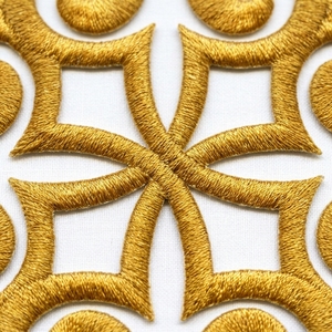 Parche Cuadrado Bordado Dorado con Diseño Arabesco, Insignia Cosida para Aplicación en Prendas, Estilo Clásico - Product Image 2