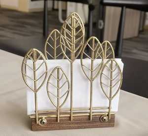 ที่ใส่กระดาษเช็ดปากโลหะลายใบไม้สีทองสำหรับโต๊ะอาหาร ดีไซน์หรูหราเคลือบทองเหลือง พร้อมฐานไม้ ที่วางกระดาษทิชชูตกแต่ง - Product Image 1