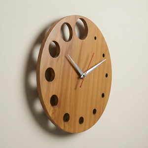 Reloj de Pared Redondo Minimalista de Madera con Orificios, Reloj Analógico Colgante con Manecillas Plateadas y Rojas - Product Image 1
