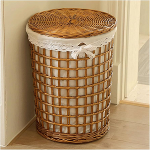Panier à linge en rotin tressé à la main avec de robustes poignées et un motif chevron blanc décoratif, disponible à prix de gros. - Product Image 3