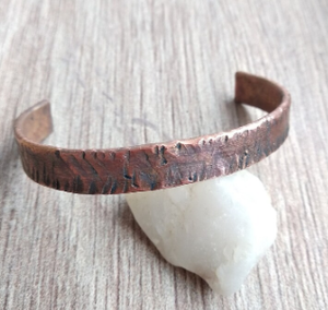 Bracelet manchette ajustable en cuivre pur gravé, texture écorce martelée vintage, design sculpté, ouvert et plat - Product Image 3