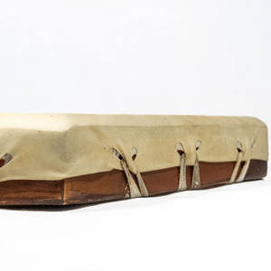 Tambor shamanico tradicional hecho a mano con piel de cabra y aro de madera para ceremonias ritualísticas y música tribal. - Product Image 3