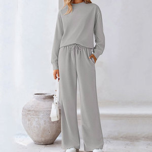 Ensemble de salon élégant et neuf, parfait pour les tenues décontractées et la relaxation, avec des matériaux respirants et confortables. Ensemble de salon pour femmes. - Product Image 4