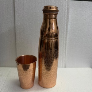 Juego de Botella y Taza de Agua de Cobre Puro Premium - Diseño Tradicional en Relieve, Vajilla Ayurvédica - Product Image 2