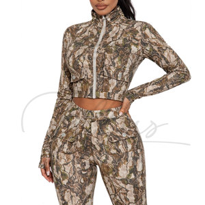 Conjunto de Yoga de 4 Piezas para Mujer al por Mayor, Estampado de Camuflaje, Logotipo Personalizado, Ropa Deportiva Ligera de Spandex/Nylon, Top de Manga Larga, Shorts y Pantalones Cortos - Product Image 3