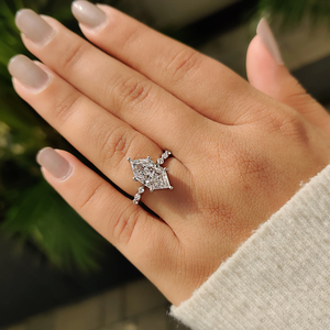 Anillo de Compromiso y Boda Clásico con Diamantes Marquise y Detalles Laterales Marquise, Diamante Cultivado en Laboratorio, Oro Sólido de 14K, Moderno para Mujer - Product Image 6