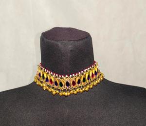 Intrincada gargantilla tribal afgana con detalles metálicos en forma de lágrima, bordado de cuentas pequeñas y medallones centrales circulares. - Product Image 1