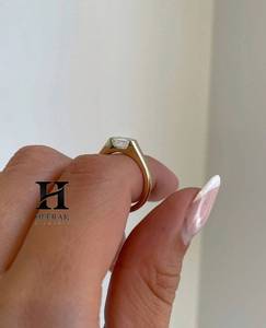 Anillo de Compromiso de Lujo con Diamante Cultivado en Laboratorio, Corte Esmeralda, Estilo Oriente-Oeste, Oro Amarillo de 14K, Minimalista, Solitario, Certificado - Product Image 2