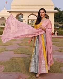 Dernière collection de costumes Anarkali verts de bonne qualité pour femmes, pour les mariages, les fêtes de Diwali, manches 3/4, en crêpe de soie Rangoli - Product Image 2