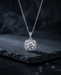 Collar con Colgante de Moissanita Halo de Plata de Ley 925, Corte Brillante Redondo, Engaste de Garra, Cadena de Eslabones - Product Image 1