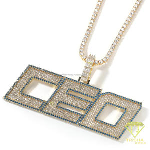 Collar con colgante geométrico de diamante moissanita de alto brillo con piedras de borde azul y piedra blanca. - Product Image 2
