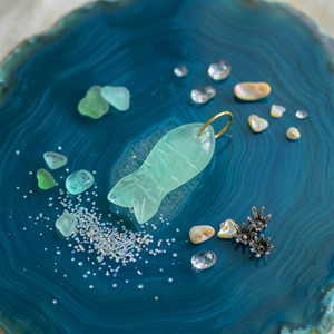 Colgante de Pez de Calcedonia Acuática, Amuleto de Pez Acuático Tallado a Mano con Aro Dorado, Colgante de Joyería Inspirado en el Océano para la Creación de Collares - Product Image 4