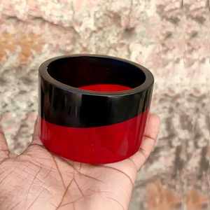 Bracelet rond en résine rouge et noir, décoration artistique pour la maison, design artisanal, collection faite à la main - Product Image 1