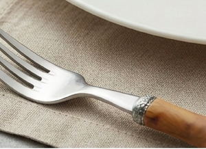 Juego de cubiertos de acero inoxidable con mangos de madera, acabado de alto brillo, apto para lavavajillas, diseño tradicional, para catering. - Product Image 2