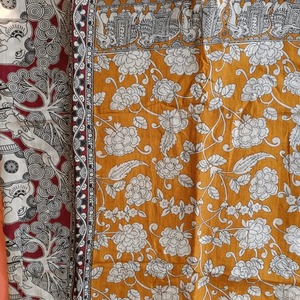 Sari de algodón Kalamkari de calidad de exportación con estampado floral de mostaza y borde marrón, tradicional, impreso a mano, disponible al mejor precio. - Product Image 3
