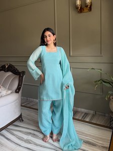 Conjunto de Kurti de Seda Crujiente de Diseñador AARIKA TEXTILE, Patiala y Dupatta con Encaje Zardosi, Estilo Tradicional Punjabi para Bodas y Fiestas - Product Image 1