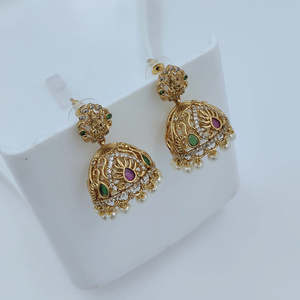 Boucles d'oreilles pendantes de créateur JeweleMarket avec cristaux, strass et perles d'eau douce, plaquées or, style ethnique, pour mariage, Jhumki - Product Image 1