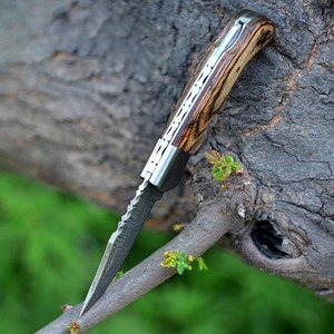 Cuchillo de Caza de Acero de Damasco con Mango de Madera, Hoja Recta de Punta Caída, Funda de Cuero y Encendedor de Fuego, Personalizable OEM/ODM - Product Image 4