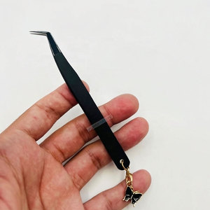Pince à cils noire de haute qualité en acier durable avec breloque papillon pour extensions de cils, maintien robuste pour les extensions - Product Image 3