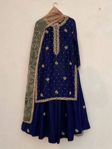Ensemble Kurti Plazzo en Chinon de créateur avec broderie de sequins, disponible en trois couleurs, y compris un dupatta en organza imprimé. - Product Image 3